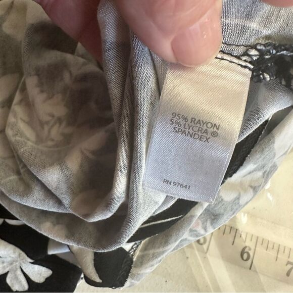 J Jill Wearever Knit Top Blouse Floral Black White Stretch Medium Petite‎ - Picture 8 of 9